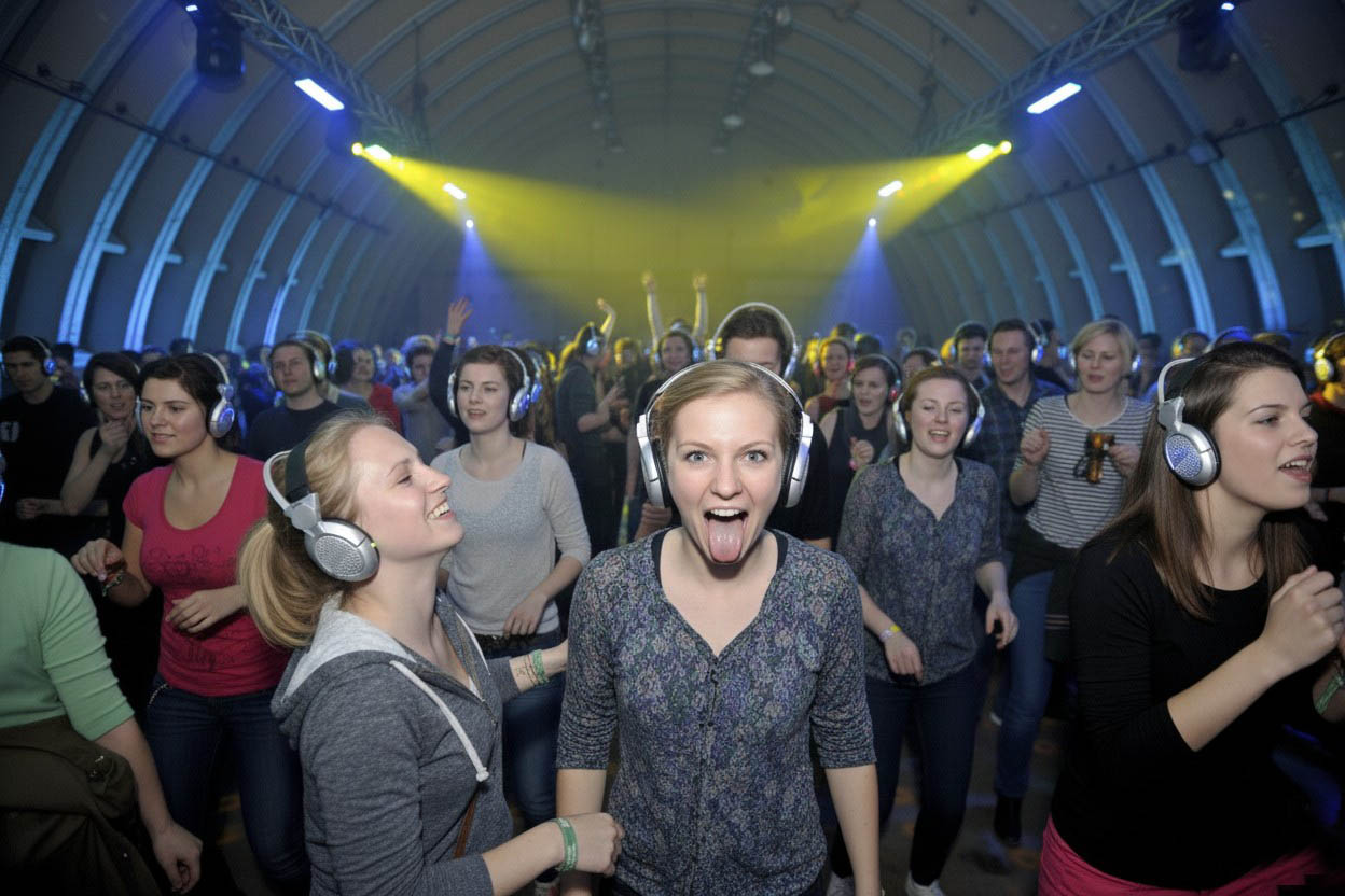 Menschen tanzen bei einer Silent Disco - Poland open air heineken festival